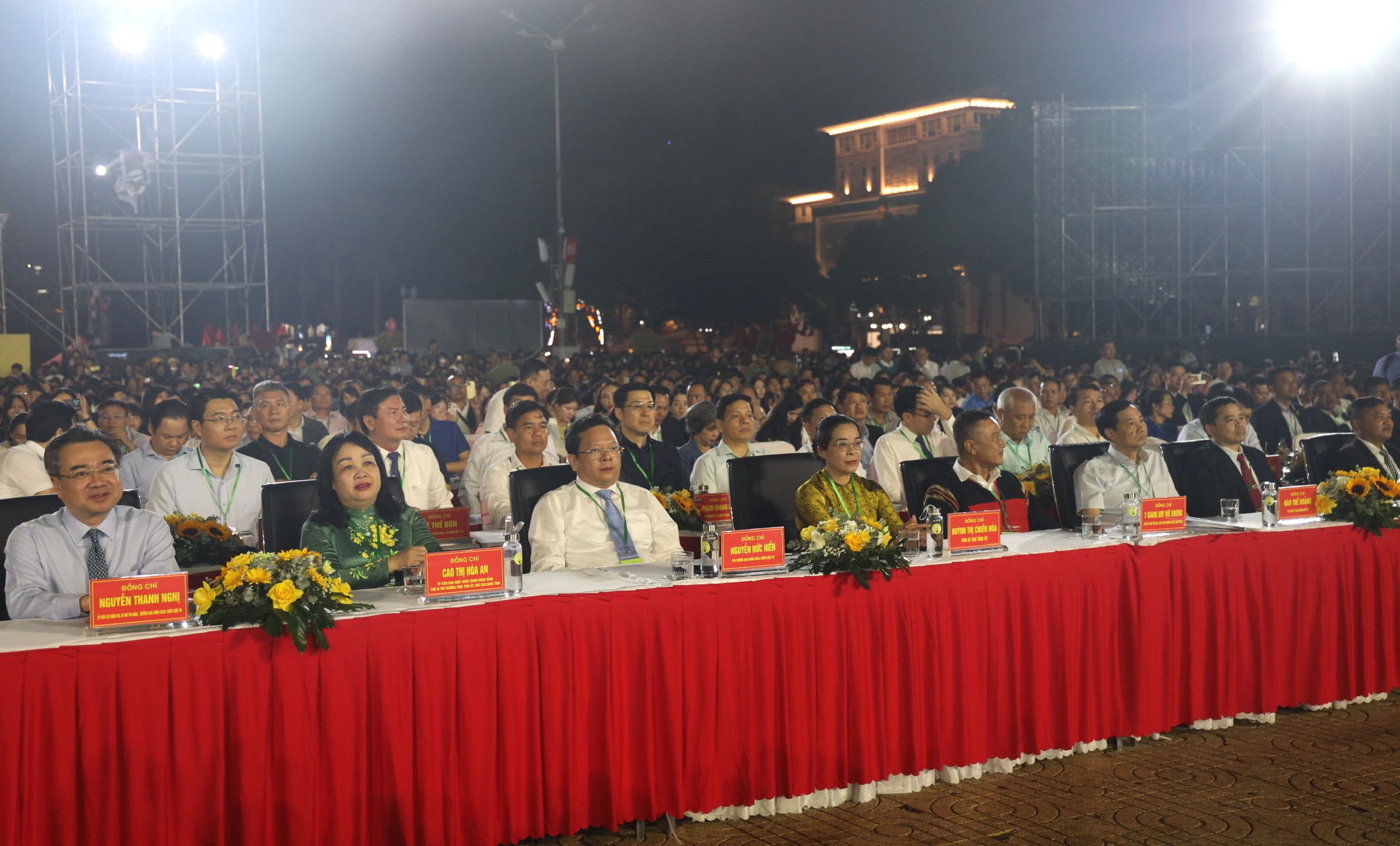 Các đại biểu tham dự buổi lễ.